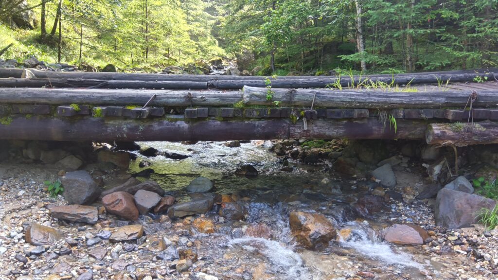 硫黄岳登山道の沢に架かる木製の橋