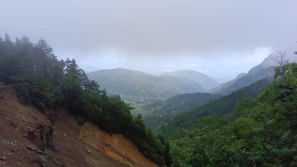 硫黄岳登山中に見えた、雲の切れ間から広がる八ヶ岳の山並み