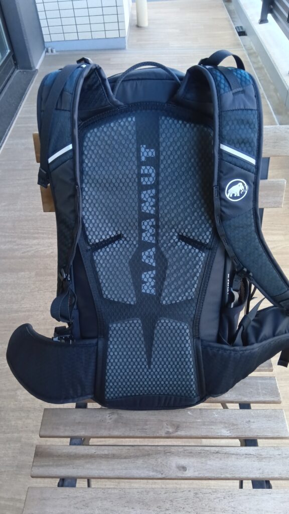MAMMUT Lithium 25の背面パッドとショルダーベルト