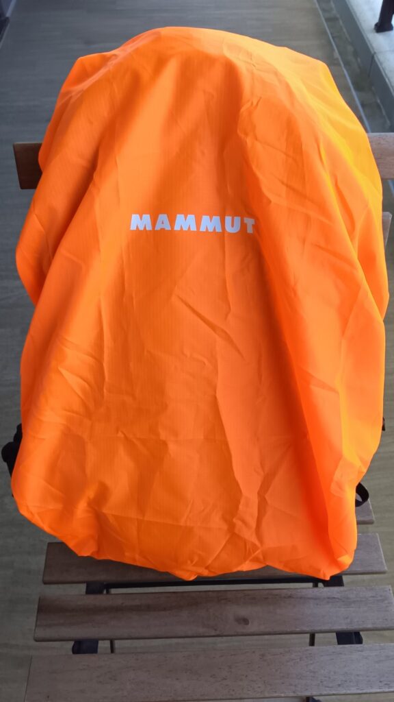 雨天時にレインカバーを装着したMAMMUT Lithium 25