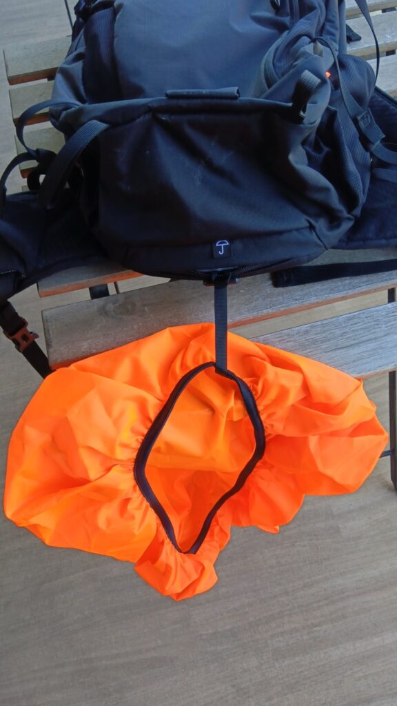 MAMMUT Lithium 25の底部に収納されたレインカバー