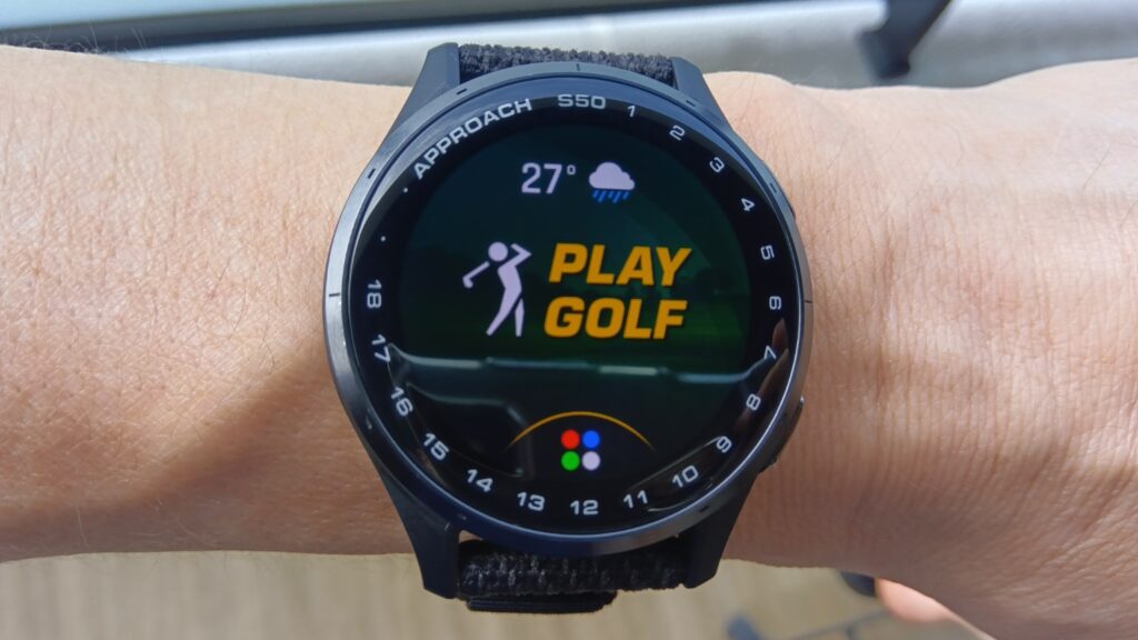 Garmin Approach S50を腕に装着してゴルフ機能を表示している様子